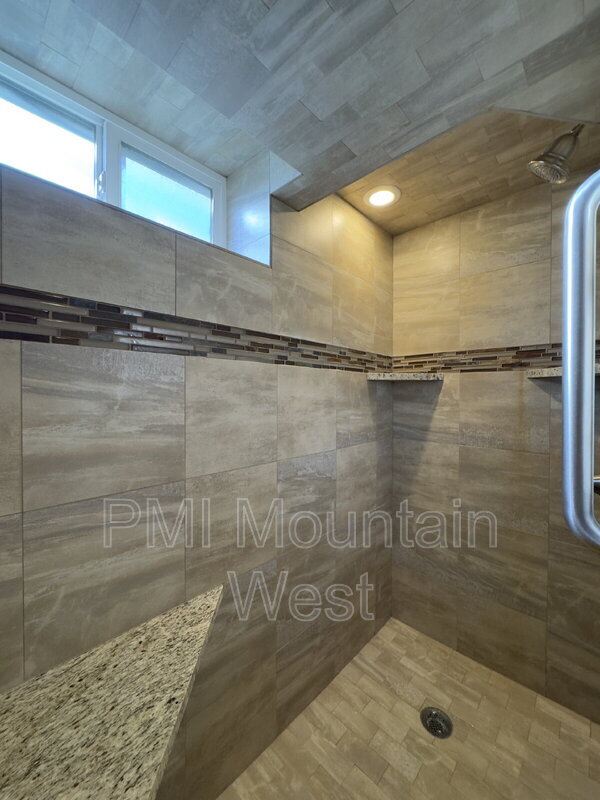 Building Photo - 1878 E Stratford Ave