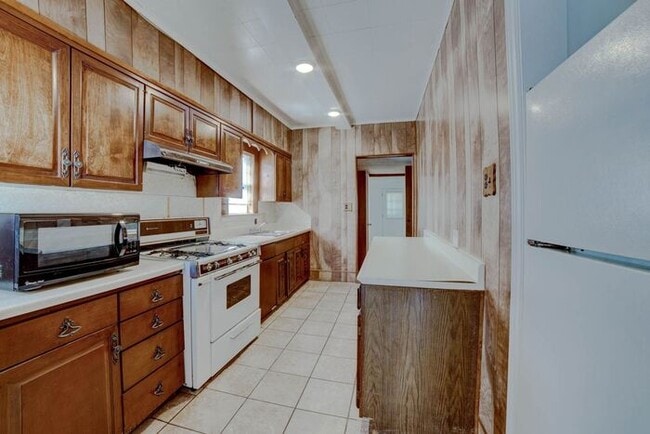 Building Photo - 2 Bedroom 2 Bath Home Near TU!