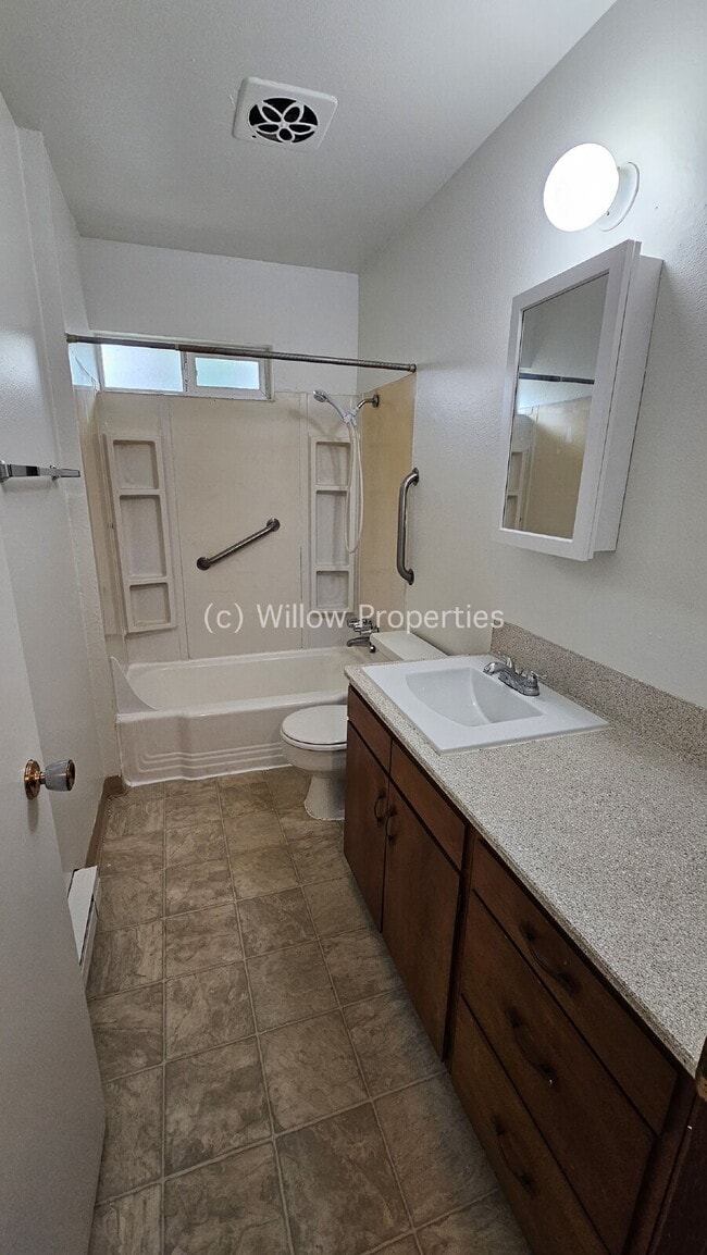 Building Photo - Cozy two bedroom duplex