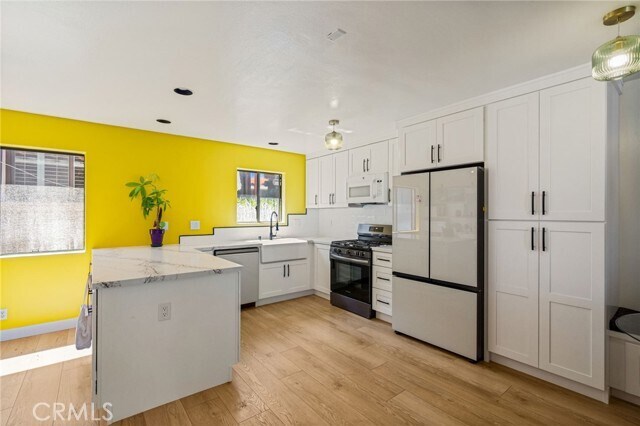 Building Photo - 485 W 39th St
