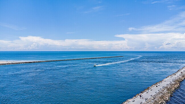 Building Photo - 715 S Ocean Dr
