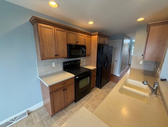 Building Photo - $2,200 townhome for rent Swatara township 3 bed 2.5 baths