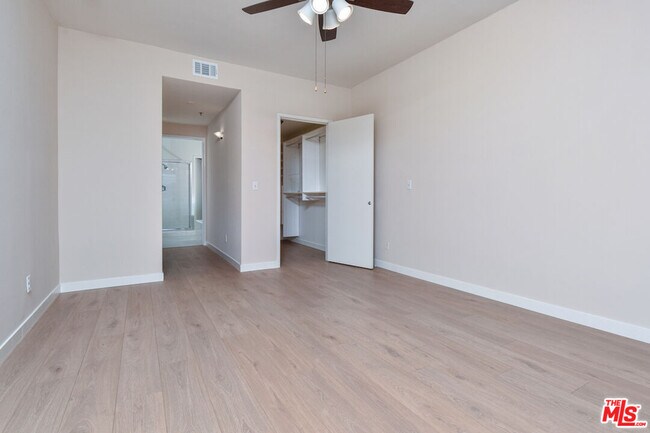 Building Photo - 5350 White Oak Ave