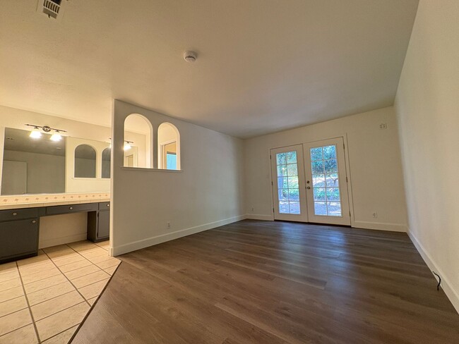 Building Photo - Beautiful 3 Bed, 2 Bath Home in a Desirabl...