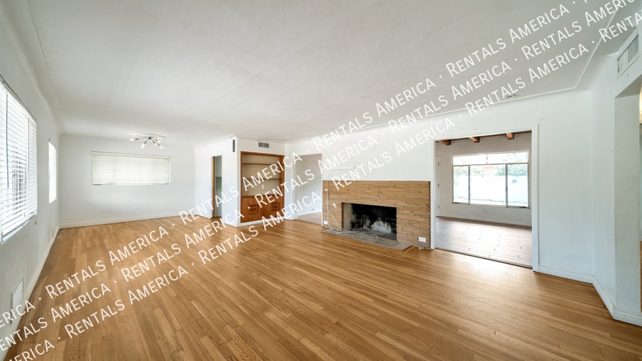 Building Photo - 2212 E La Mirada St