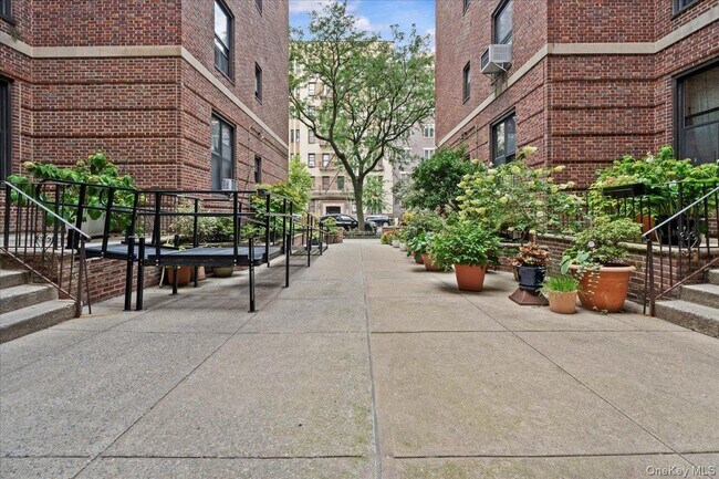 Building Photo - 117 Seaman Ave