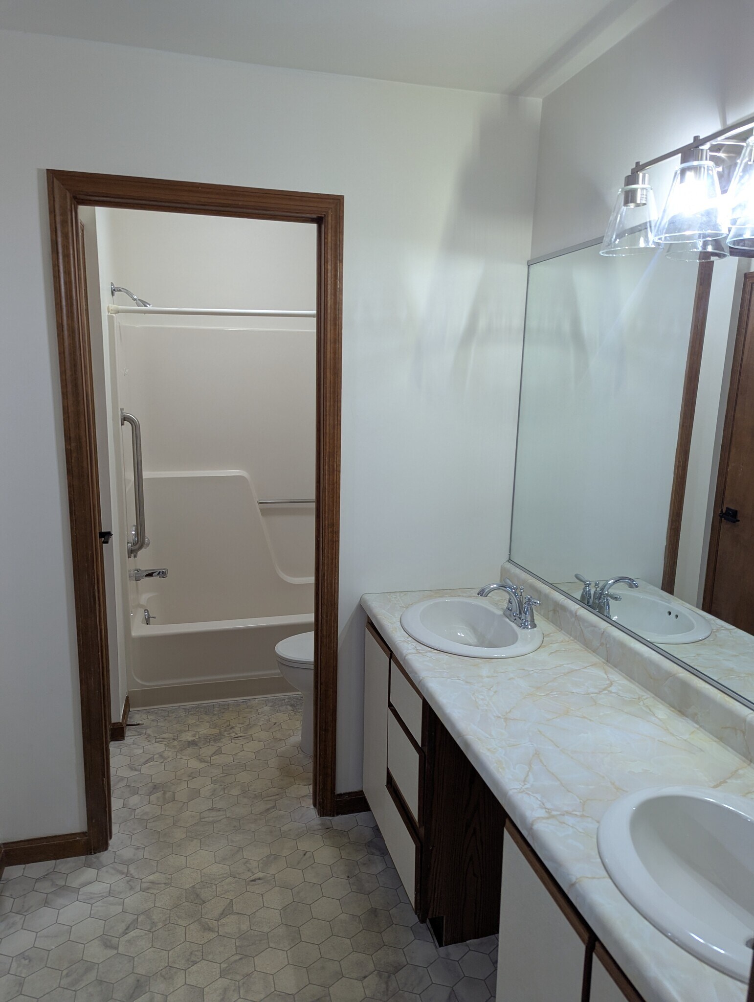 Building Photo - 9 Edgewater Estates