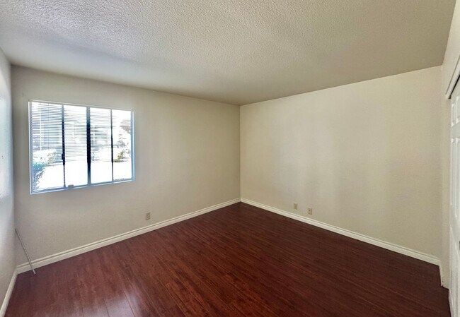 Building Photo - 5422 River Glen Dr