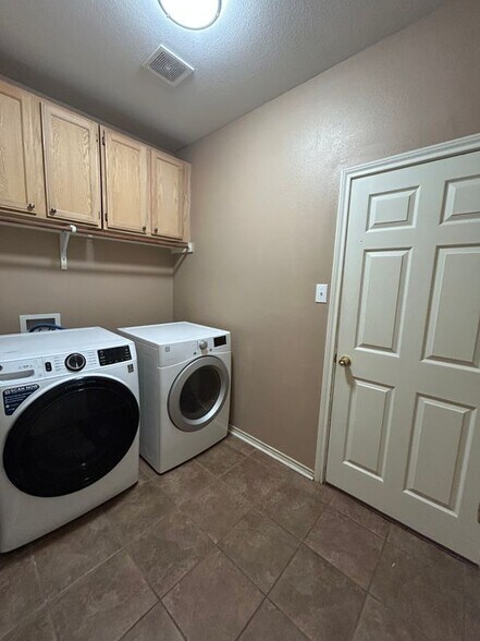 Building Photo - 753 Bridle Trail