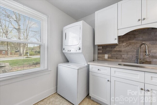 Building Photo - 5711 Oak Dr