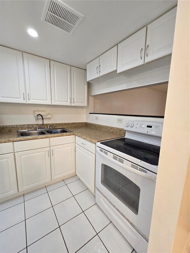 Building Photo - 3730 Inverrary Dr