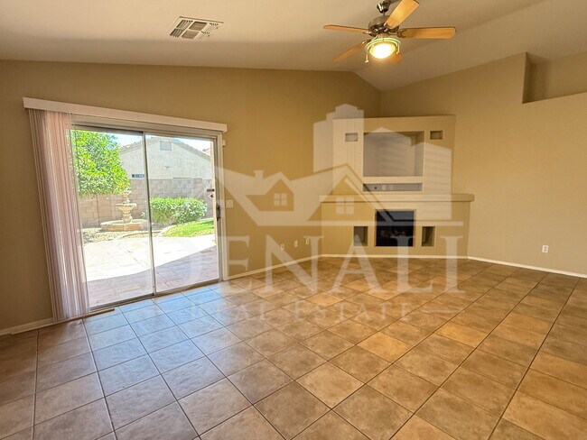 Building Photo - 923 E Monterey St