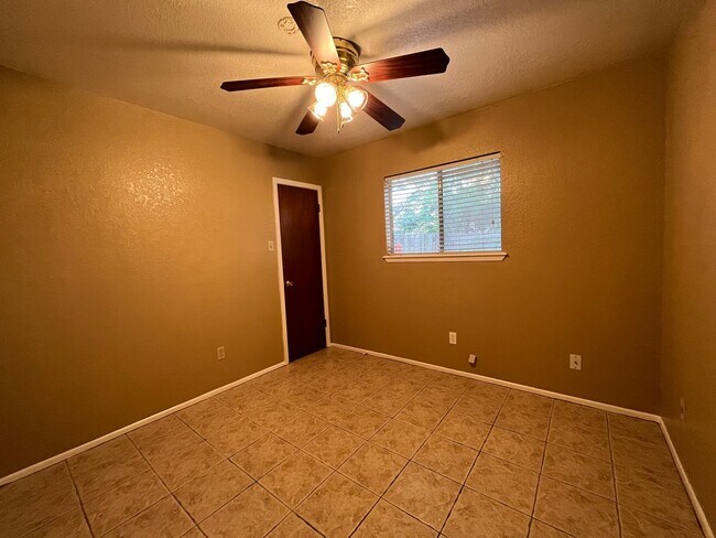 Building Photo - 2118 Meadowgrove Dr