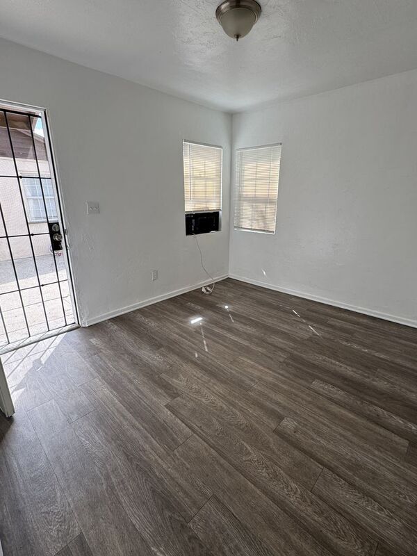 Building Photo - 834-846 N Davidson Ave