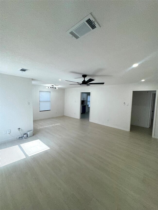 Building Photo - 7640 Broadview Dr