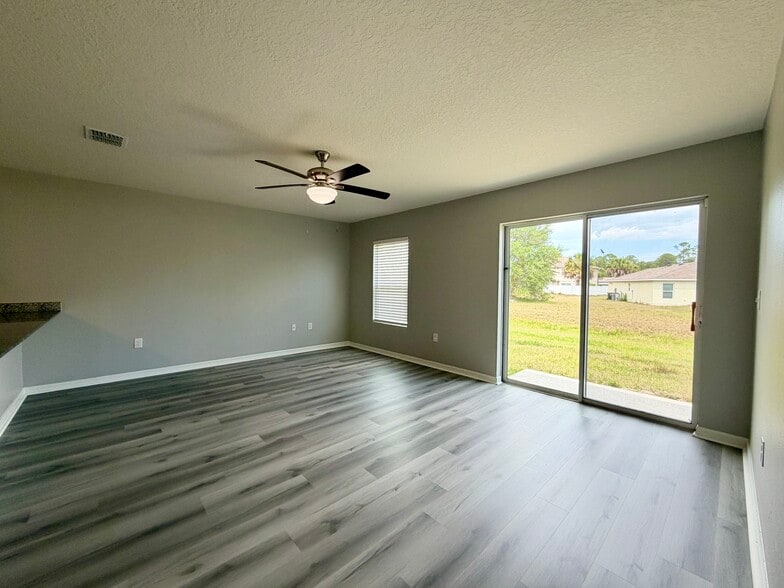 Building Photo - 687 Gila Dr