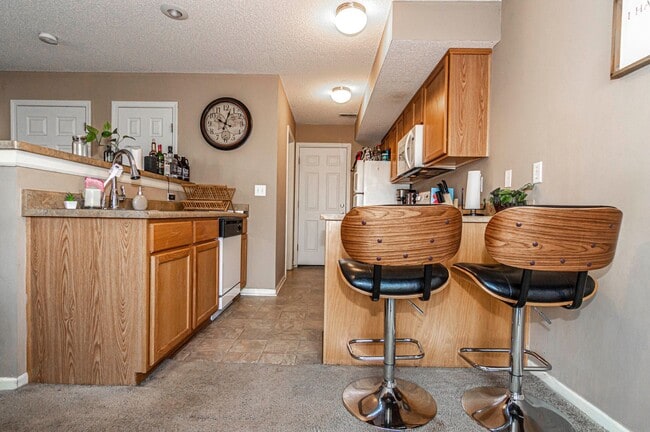 Building Photo - Spacious Home Close to Fort Riley!