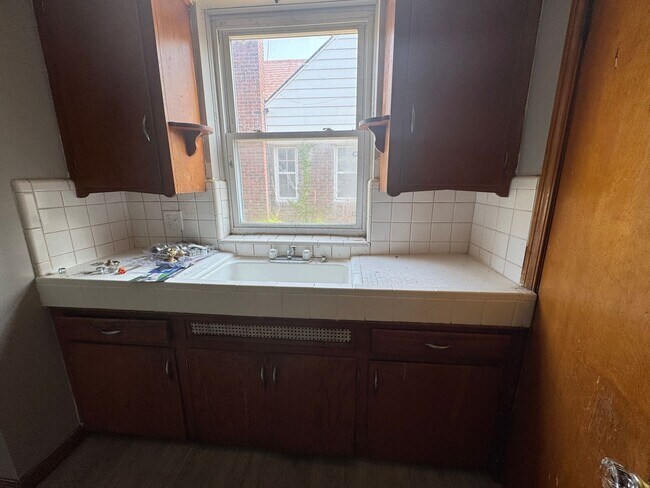 Building Photo - Lovely renovated 3 bedroom house