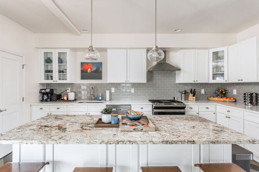 Building Photo - 373 E Morris St