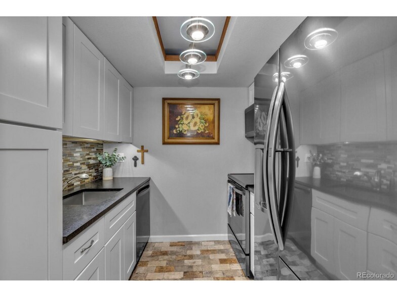 Building Photo - 1250 Golden Cir