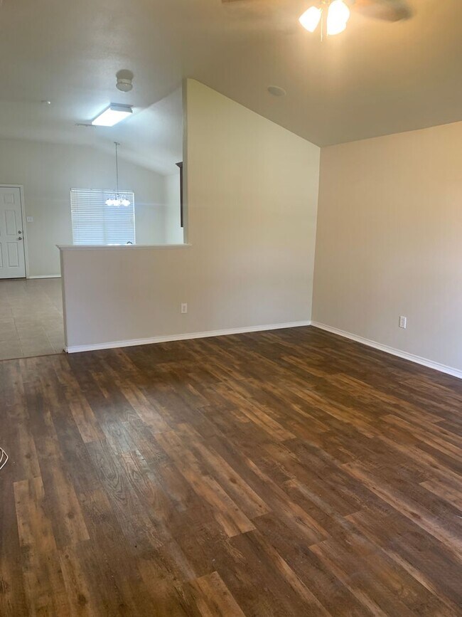 Building Photo - Available NOW! 3 Bedroom 2 bath 2 car gara...