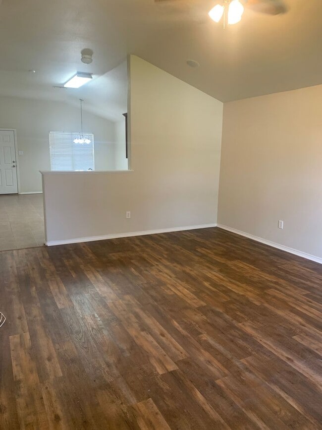Building Photo - Available NOW! 3 Bedroom 2 bath 2 car garage in Fox Ridge!