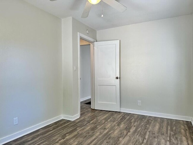 Building Photo - 852 W 48th St