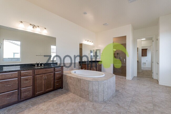 Building Photo - Beautiful Views!