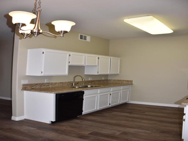 Building Photo - Fully remodeled ground floor 2BR unit in gated Mission Ridge - with garage!