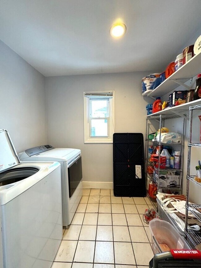 Building Photo - Four bedroom Two bath near BU