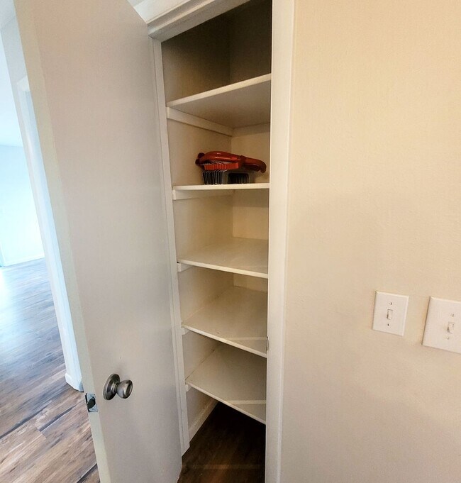 Building Photo - Westdale Townhomes