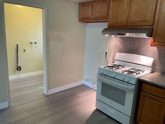kitchen to laundry room - 25219 Loytan St