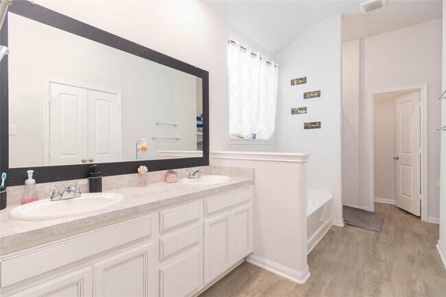 Building Photo - 2209 Cedar Vly Dr