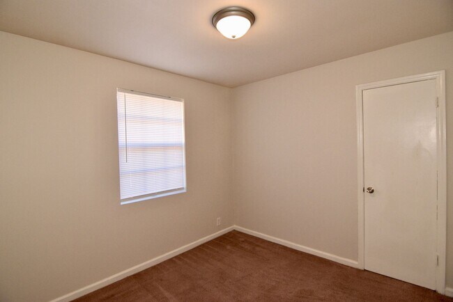 Building Photo - 3 Bed/1.5 Bath home off Meadowbrook Drive ...