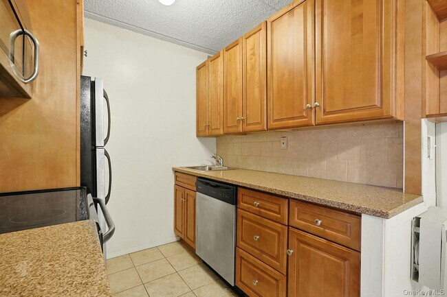 Building Photo - 560 Halstead Ave