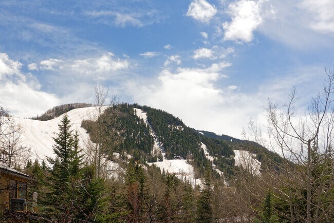 Building Photo - 75 Glen Eagle Dr