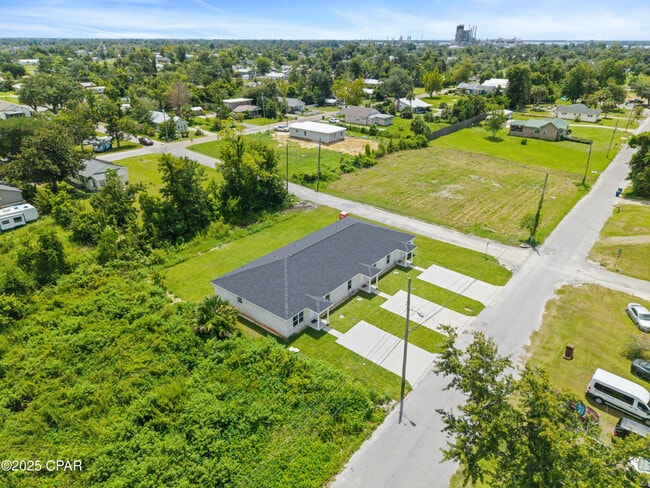 Building Photo - 402 N Church Ave