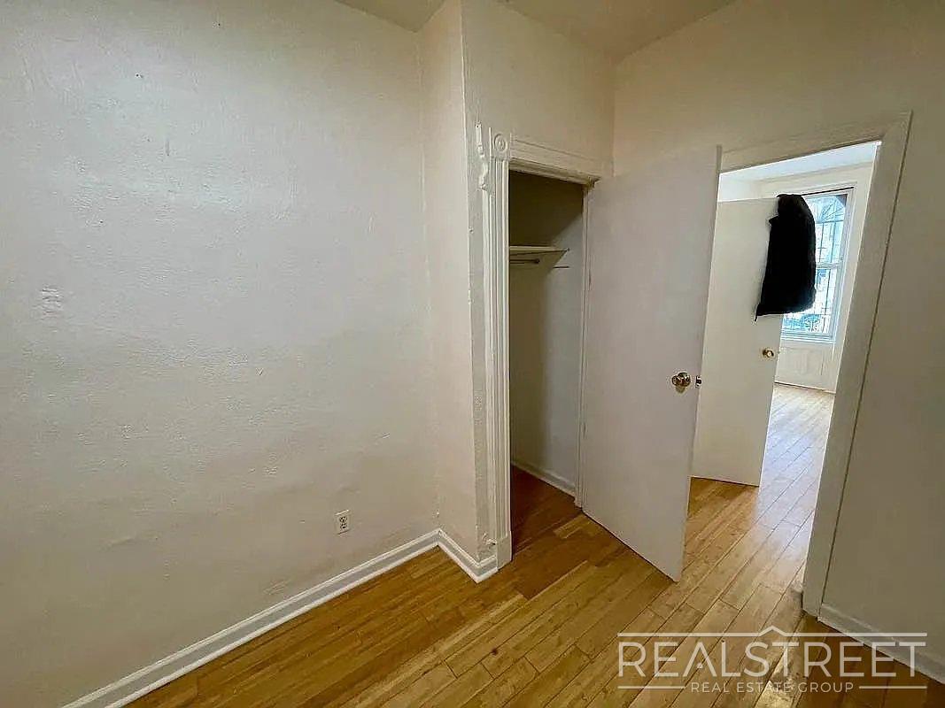 Building Photo - Spacious 3BR Apartment with Backyard Access in Prime Bushwick