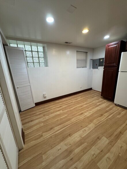 Building Photo - 1809 N Hermitage Ave