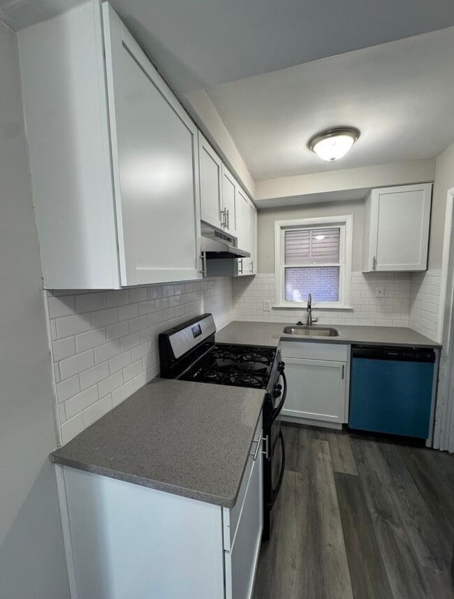 Building Photo - Charming newly renovated 3 bedroom bungalow