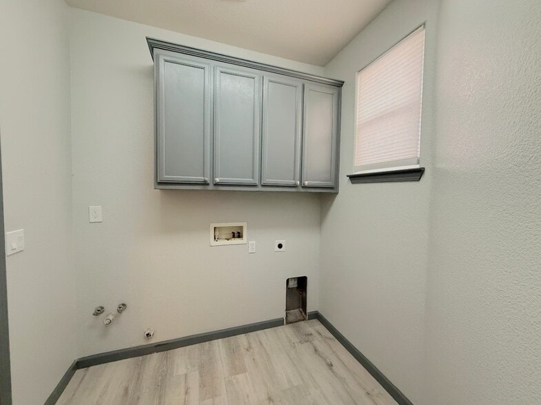 Building Photo - 633 Chandon Dr