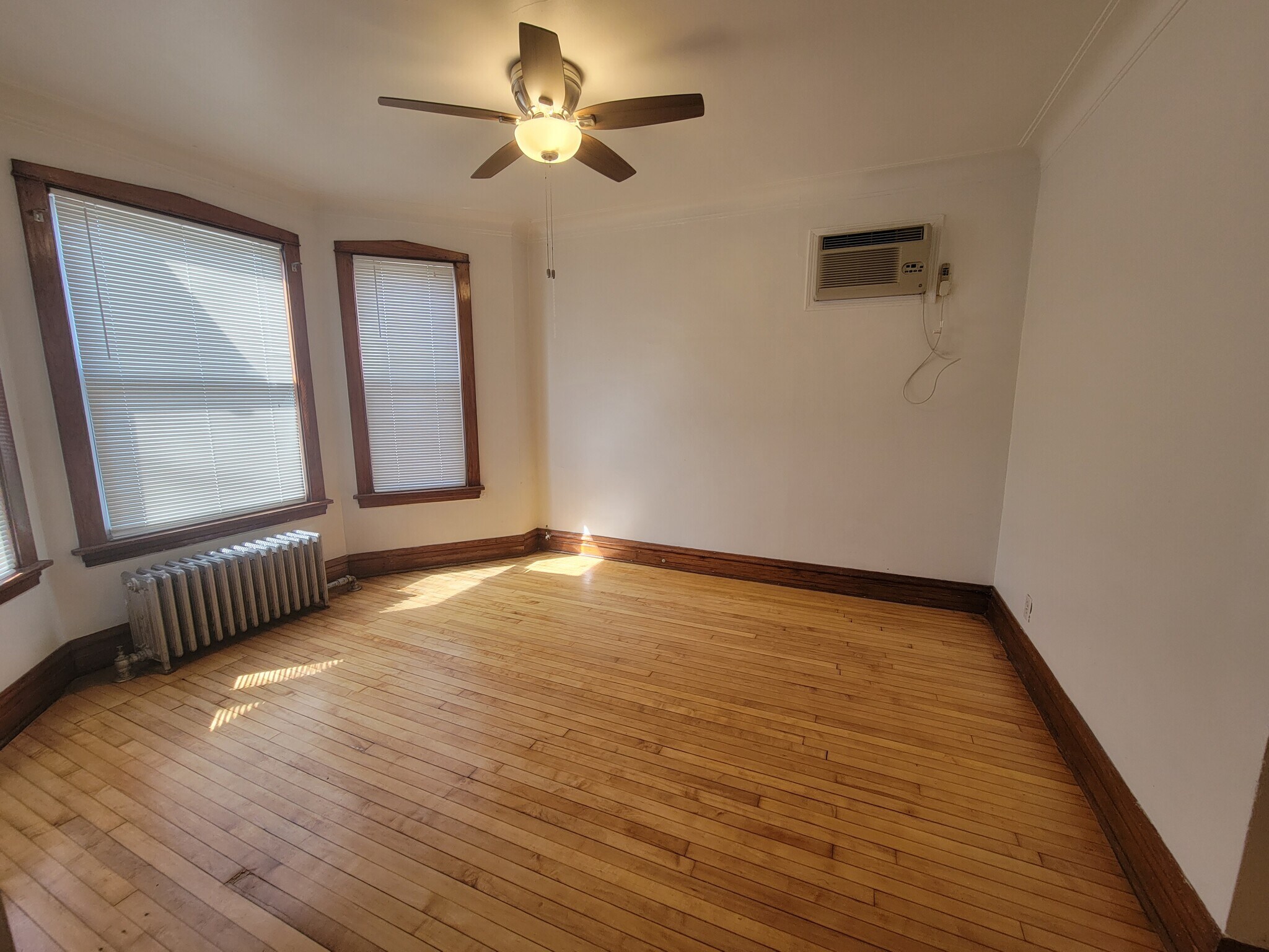 Building Photo - 3051 N Leavitt St