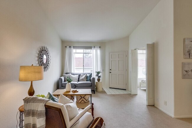 Building Photo - Beautiful Aliso Viejo Condo in the Seagate Colony-2/2