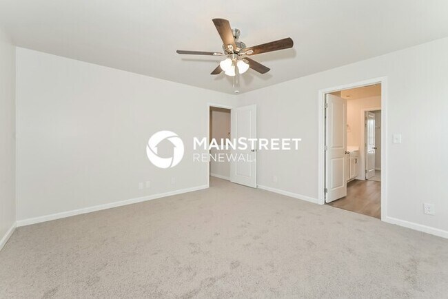 Building Photo - 4 Bedroom Pet-Friendly Home in KNOXVILLE, TN with Main Street Renewal