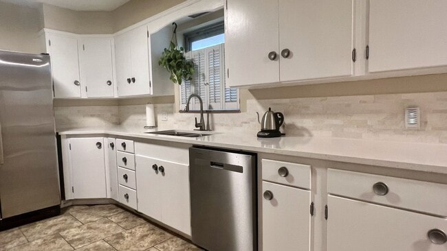 Building Photo - 1404 Melrose Dr