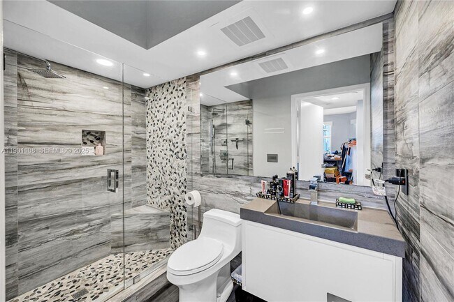 Building Photo - 19900 E Country Club Dr