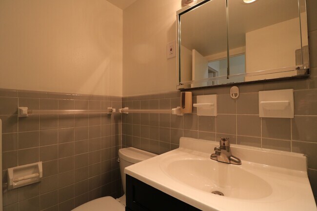 Building Photo - 2/2 Gem in Grosvenor Park!