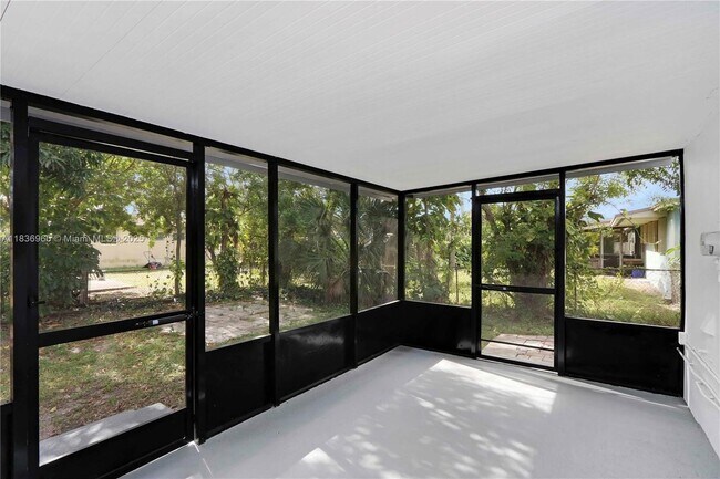Building Photo - 610 NW 38th Ct