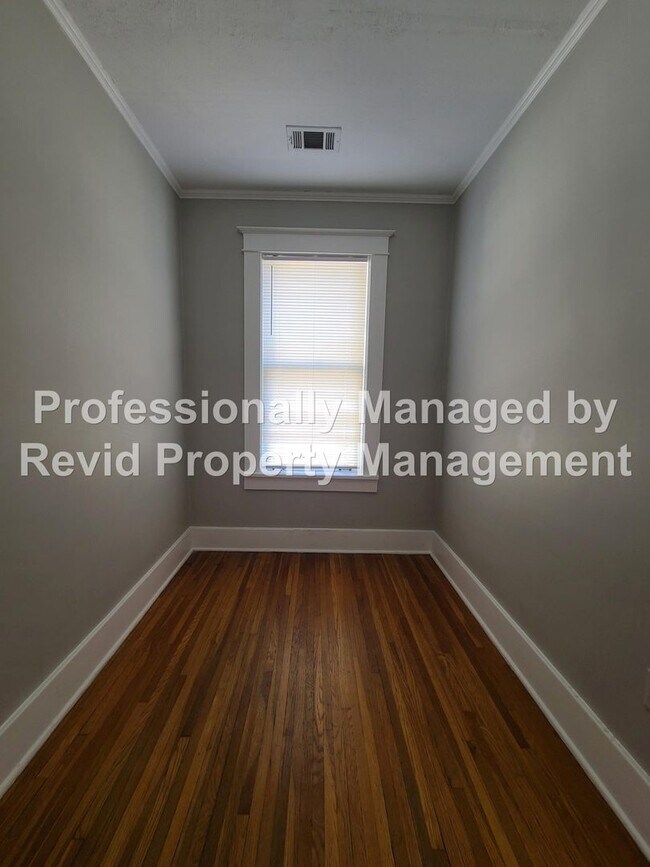 Building Photo - Large upstairs apartment in Midtown!