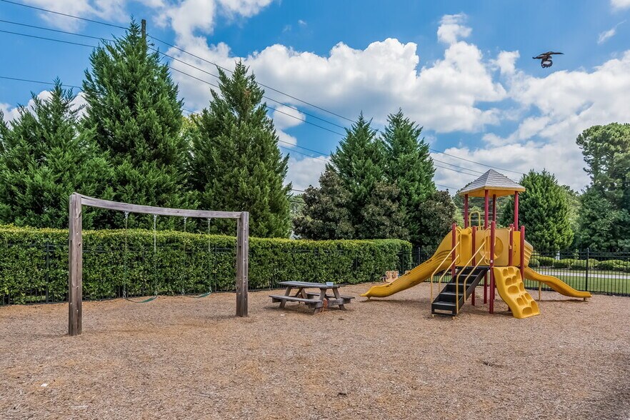 Building Photo - 4937 Lake Park Ln